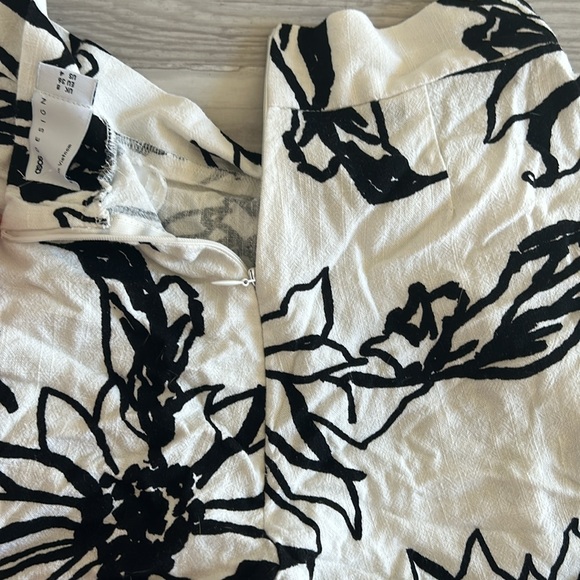 ASOS Floral Sketch Inverted Pleat Shorts - Picture 4 of 5